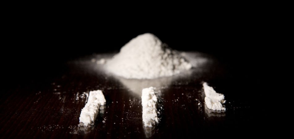 cocaine poeser on table